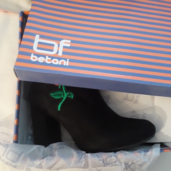 Size 7 Embroidered Boots - Picture 2 of 2